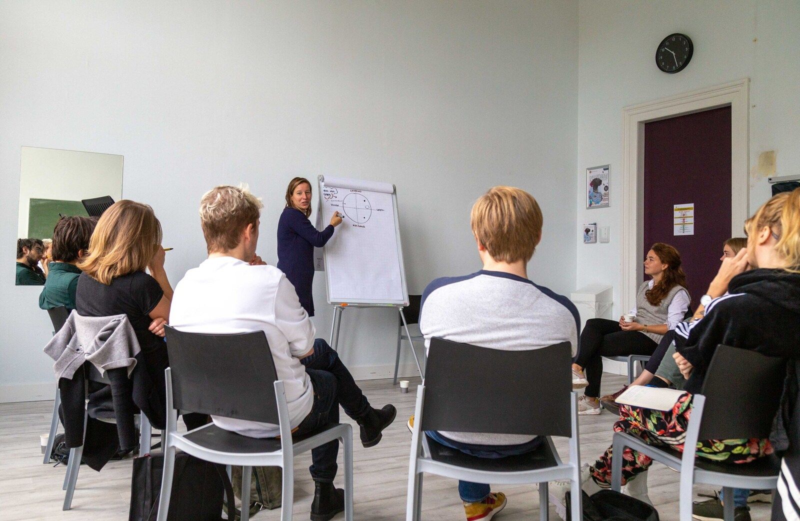 groep lacht om een improvisatie oefening