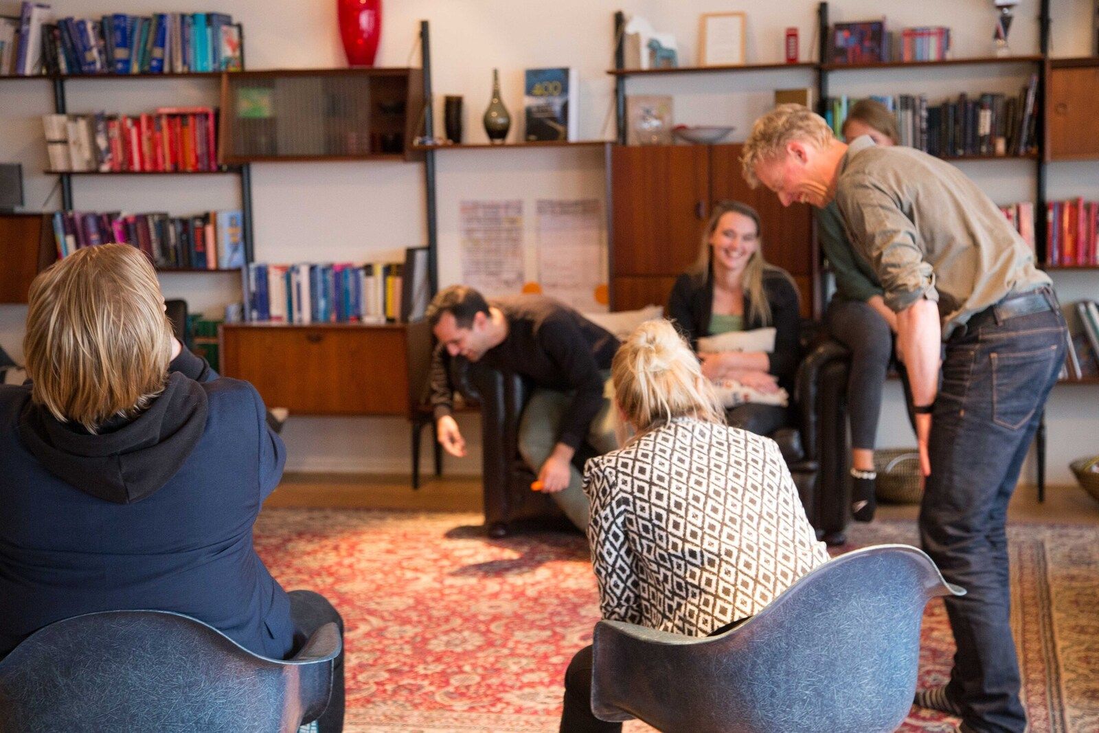 groep lacht om een improvisatie oefening