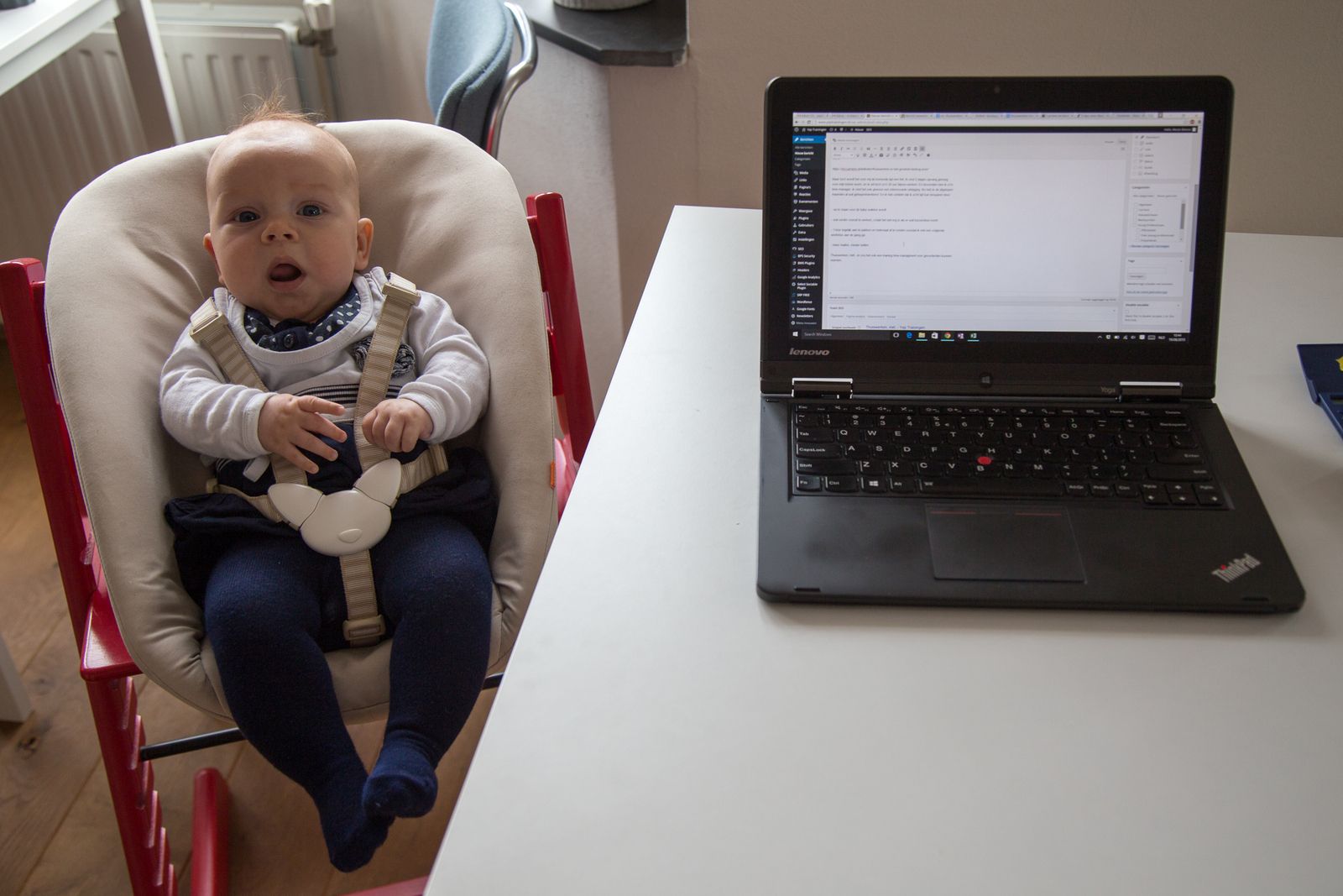 baby naast laptop