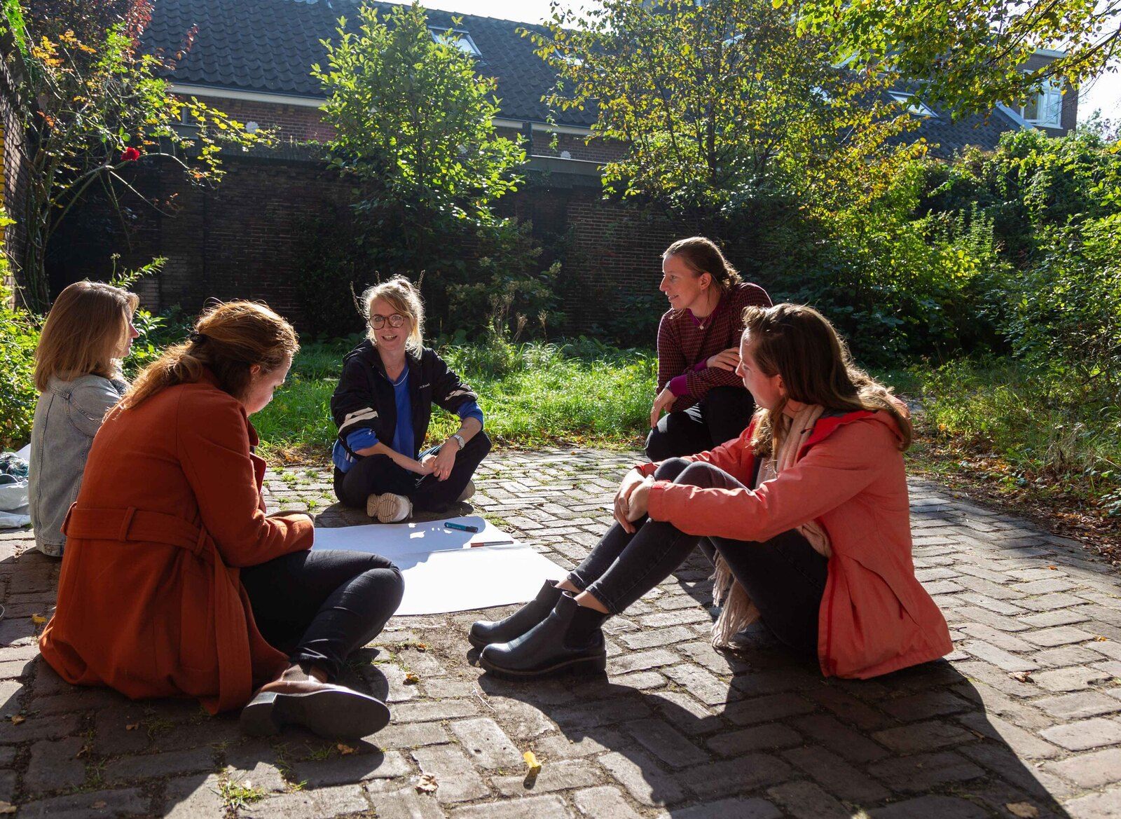 groep die buiten overlegt in groene omgeving